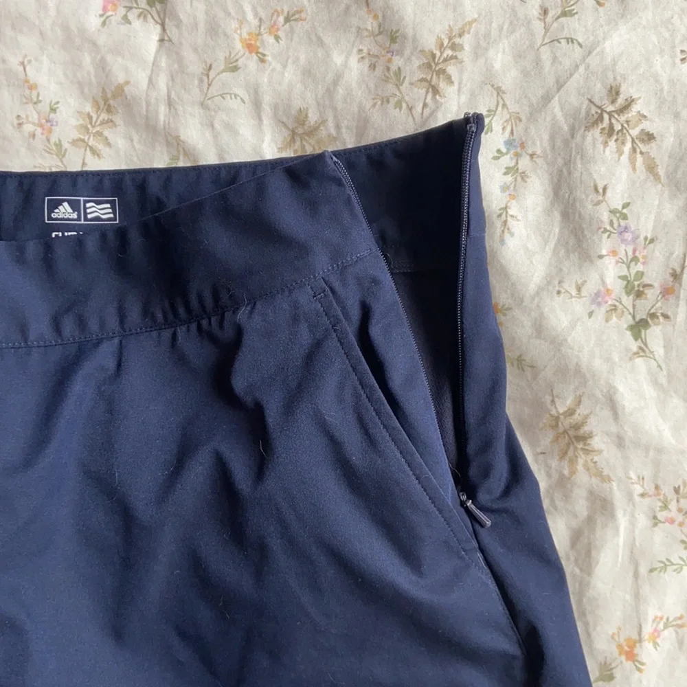 Adidas golf skirt size 6 with built in shorts and side pockets, never worn - Picture 4 of 11